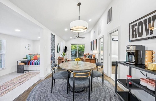 East MLK House | A Hoot’s Nest-Luxe 3 Bed Sleep-5 near Downtown ATX&UT COTA EV & COWBOYPOOL