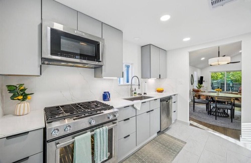 East MLK House | A Hoot’s Nest-Luxe 3 Bed Sleep-5 near Downtown ATX&UT COTA EV & COWBOYPOOL