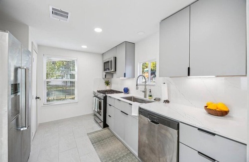 East MLK House | A Hoot’s Nest-Luxe 3 Bed Sleep-5 near Downtown ATX&UT COTA EV & COWBOYPOOL