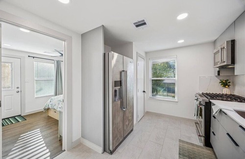 East MLK House | A Hoot’s Nest-Luxe 3 Bed Sleep-5 near Downtown ATX&UT COTA EV & COWBOYPOOL