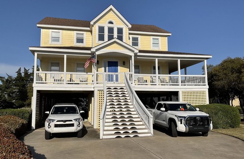 Manteo House | A large, spacious, dog friendly, home located in gated Pirates Cove Marina.