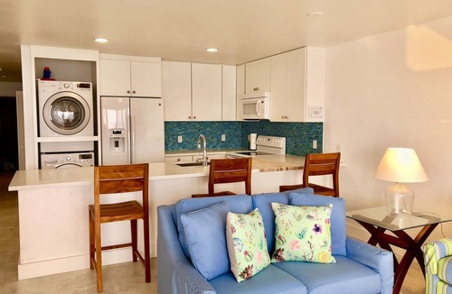 Kailua-Kona Condo | A Must See! Beautifully renovated Direct Ocean Front condo. 1 Bedroom, 1 Bath.