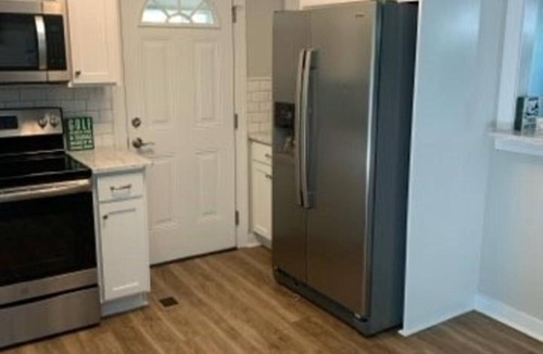 Pinehurst House | A newly renovated sleeps 8. 5-min drive or 30 min walk to the U.S. Open.