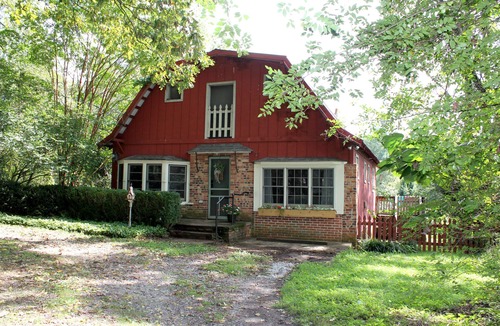 Mills River House | A Rustic Getaway Just Minutes from Pisgah National Forest