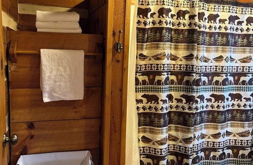 Piper Gap Cabin | A Unique Bed and Breakfast.Log Cabins, with Hot Tubs and Breakfast Delivered Each Morning :)