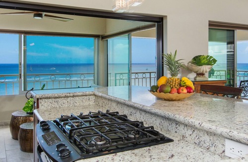 Waikiki Condo | A View to Die for! 3 bedroom 3 bath on the sand at Waikiki Beach