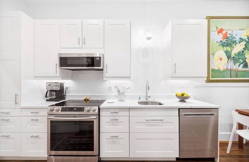 Cannonborough Elliotborough House | A1 at Saint Philip Square, One Block to King, Vibrant Historic Retreat