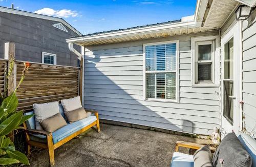 Atlantic Beach House | AB136 Charming Cottage