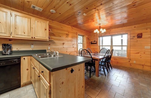 Helen House | Above the Rest| 2BR| Helen| Hot tub & Mountain views