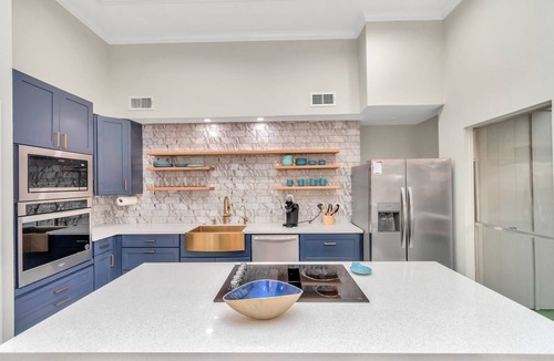 Clodine House | Accessible Gem 3BR Jacuzzi Air Hockey Sleeps 13 Chinatown
