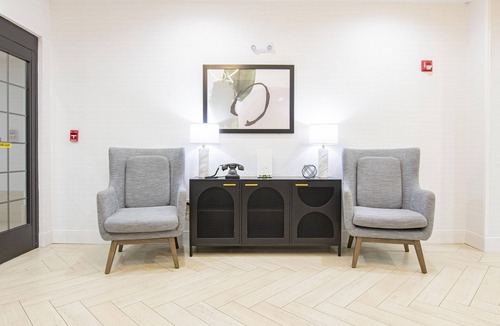 Lafayette Apartment | Accessible King Studio | Hearing-Assist Tub