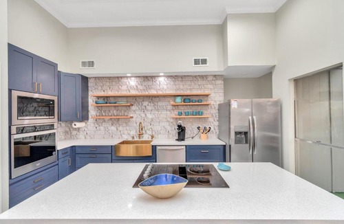 Clodine House | AccessibleGem 3BR Jacuzzi & Air Hockey Sleeps 13 Chinatown