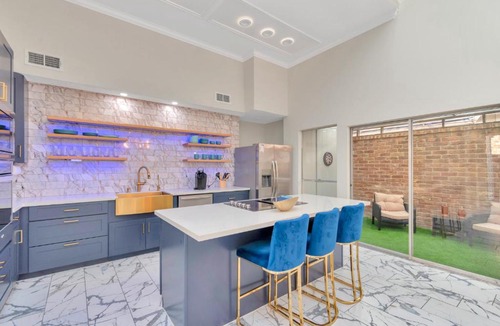 Clodine House | AccessibleGem 3BR Jacuzzi & Air Hockey Sleeps 13 Chinatown