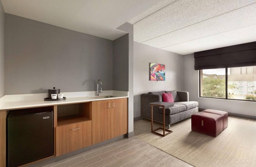 US 290 Hotel | Accommodation for Big Groups | Pet-Friendly | Free Onsite Parking Available
