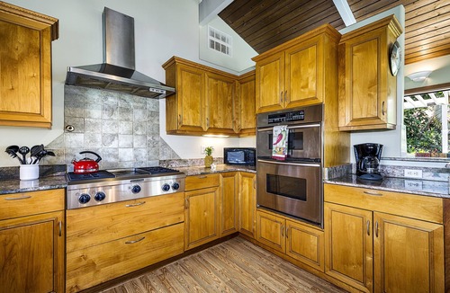 Kahaluu Bay House | ★Across street from Magic Sand Beach private Pool/SPA/AC 5 minutes to downtown⚡