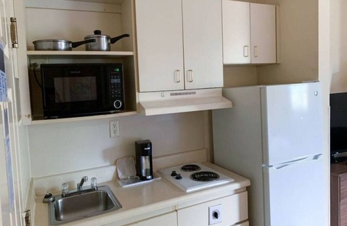 Myrtle Beach Apartment | ADA Queen Bed|Smk|Kitchen