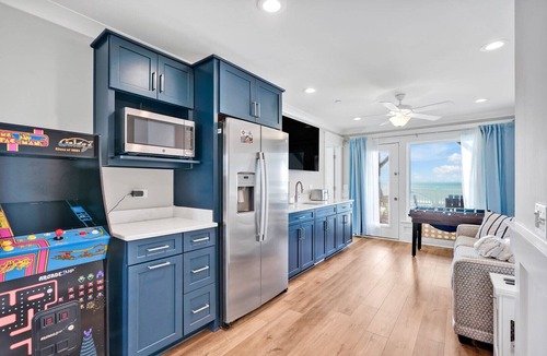 Oak Island House | Admirals Lodge: Spacious 13-bedroom oceanfront retreat in Oak Island for 30 guests.