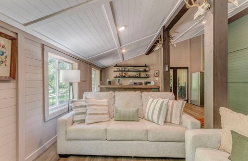 Talking Rock Cabin | Adorable 1-bedroom creek front cabin in Talking Rock.