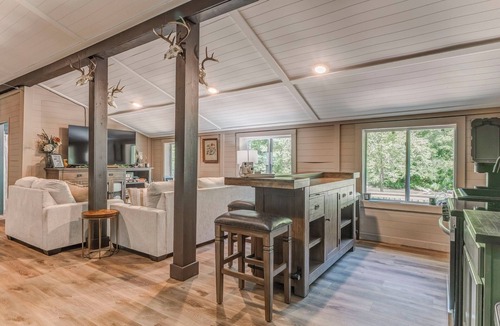 Talking Rock Cabin | Adorable 1-bedroom creek front cabin in Talking Rock.