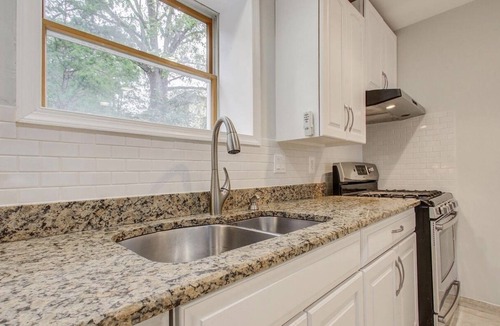 McLean House | Adorable 2 bedrooms+ den with indoor fireplace