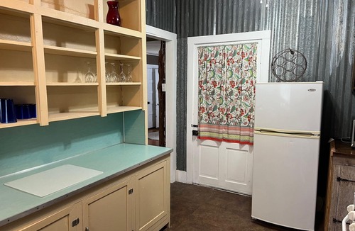 Hunt Other | Adorable Farmhouse with a Springfed Pond!