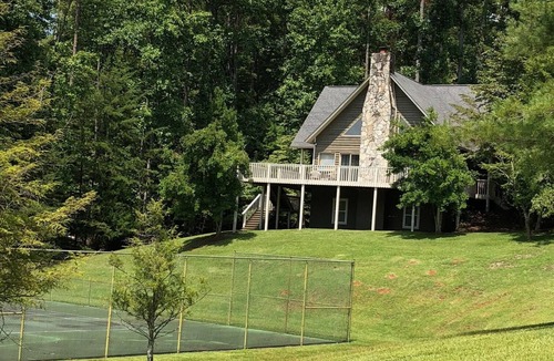 Sunset House | Affordable 3 Bed House Pet friendly! Close to Clemson! Boat slip included!