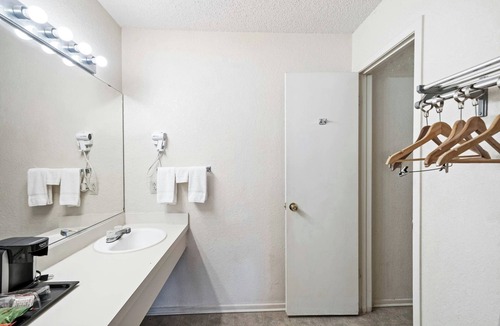 Junction Hotel | Affordable, Comfortable Stay Near I-10 – Pet-Friendly & Spacious l 4 Rooms
