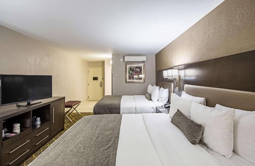 Clemson Hotel | Affordable Retreat near Clemson University with Pool and Free Breakfast