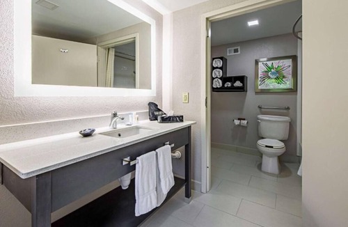 Clemson Hotel | Affordable Retreat near Clemson University with Pool and Free Breakfast