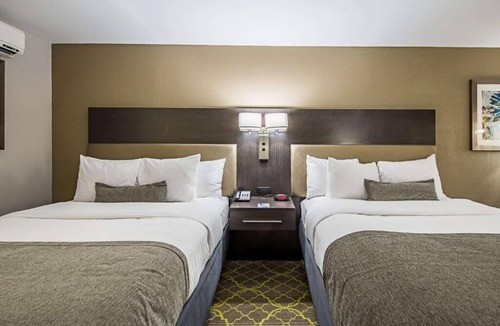 Clemson Hotel | Affordable Retreat near Clemson University with Pool and Free Breakfast