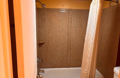 North Newport News Hotel | Affordable Stay w/Private Bath & Towels – Ideal for Couples or Solo Travelers