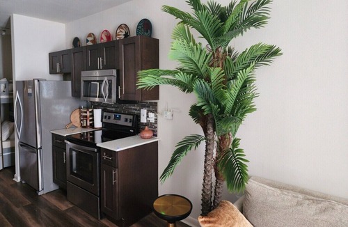 North Burnet Apartment | African Art Inspired with Pool View (in Domain)