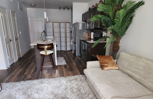 North Burnet Apartment | African Art Inspired with Pool View (in Domain)