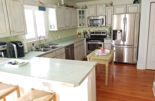 Airlie House | Airlie Road Cottage renovated with double front porches, palm trees and WiFi