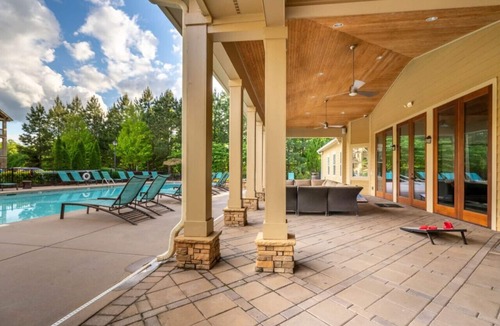 Executive Park Apartment | Airy 2 King Bed Suite—Mins to Uptown Charlotte!