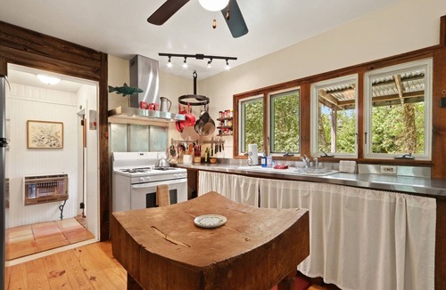 Foscoe Cottage | Alamo River House in Boone, NC: A charming 3BR chalet for 8 by the river!