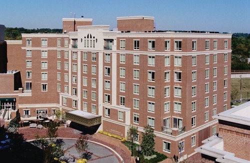 Old Town West Condo | Alexandria | Couples Capital Stay | Gym + WiFi