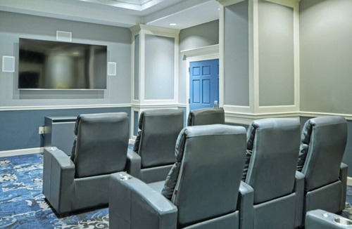 Old Town West Condo | Alexandria | Couples Capital Stay | Gym + WiFi