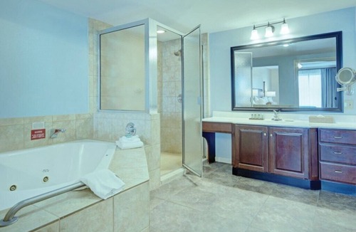 Old Town West Condo | Alexandria | Couples Capital Stay | Gym + WiFi