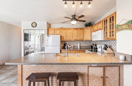Kailua-Kona Condo | 🌴Alii Villas 301 Lovely garden unit with partial ocean view from the lanai. 🌴