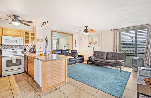 Kailua-Kona Condo | 🌴Alii Villas 301 Lovely garden unit with partial ocean view from the lanai. 🌴