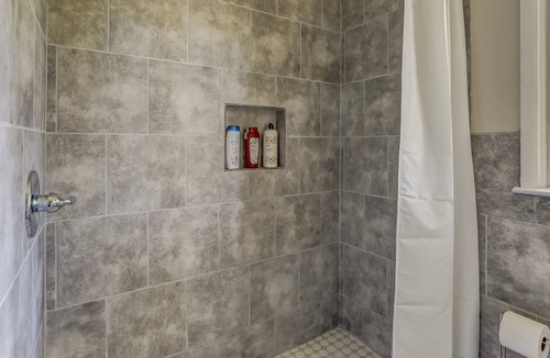 Oak Park House | All Inclusive 2 Bedroom Home Near Downtown
