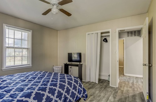 Oak Park House | All Inclusive 2 Bedroom Home Near Downtown