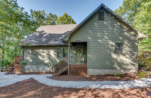 Saluda Cabin | Almost Haven Located between Saluda and Tryon 25 Min. to TIEC; Zip-lining, hiking & more!