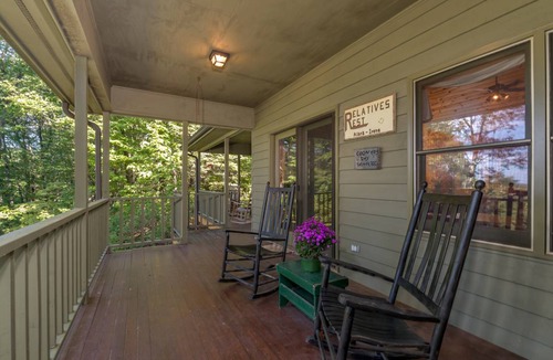 Saluda Cabin | Almost Haven Located between Saluda and Tryon 25 Min. to TIEC; Zip-lining, hiking & more!