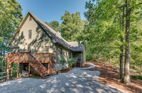 Saluda Cabin | Almost Haven Located between Saluda and Tryon 25 Min. to TIEC; Zip-lining, hiking & more!