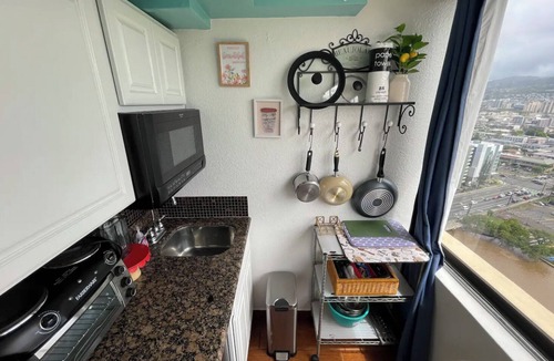 McCully - Moiliili Condo | Aloha Sea! 5 min Beach! 25F 2Bd Waikiki Pool Kitchen Hot tub Canal No Resort Fee