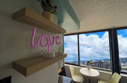 McCully - Moiliili Condo | Aloha Sea! 5 min Beach! 25F 2Bd Waikiki Pool Kitchen Hot tub Canal No Resort Fee
