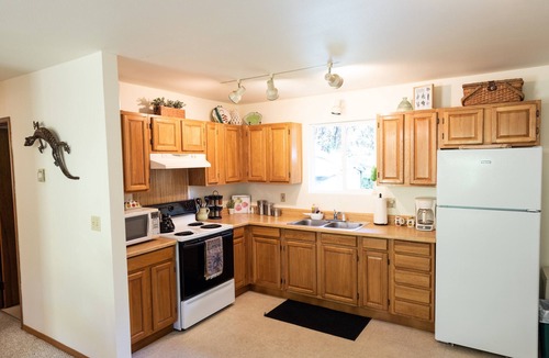 Volcano Cottage | Ama'u Lani Cottage minutes from Volcano Village & Hawaii Volcanoes National Park