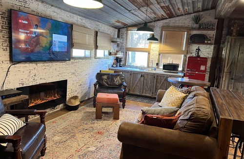 Leakey House | Amazing and Relaxing Private Getaway Includes "GAME-ROOM"
